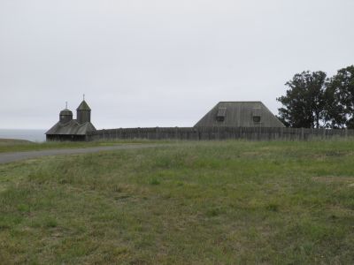 Fort Ross. Til venstre anes fortets berømte "stavkirke".