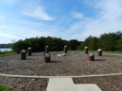 Monument over cherokeebyen Chota. Den gr sten i baggrunden er hvding Oconastotas grav.