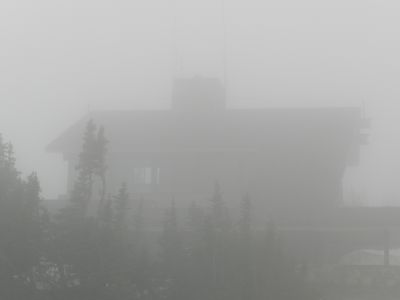 Visitor centereret ved Logan Pass anes i tågen.