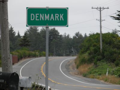 Denmark, Oregon.  Byskiltet er næsten det eneste, der er tilbage af byen. 