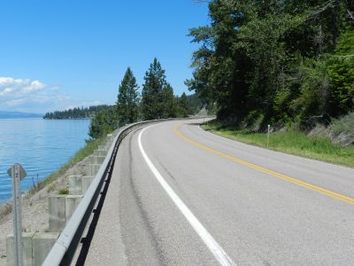Montana Road 35 langs Lake Flathead